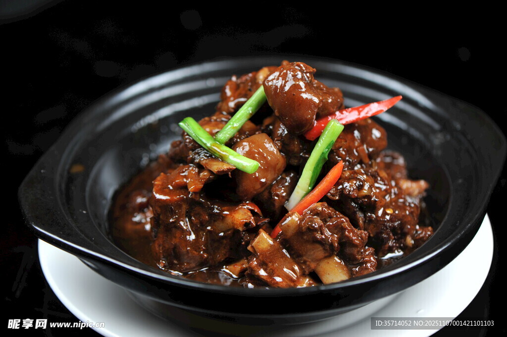 美味红烧排骨砂锅料理