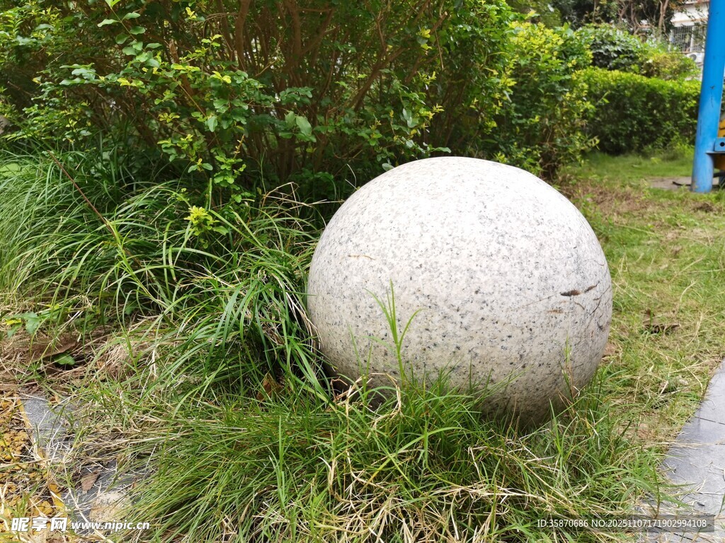 草地上的圆形石球