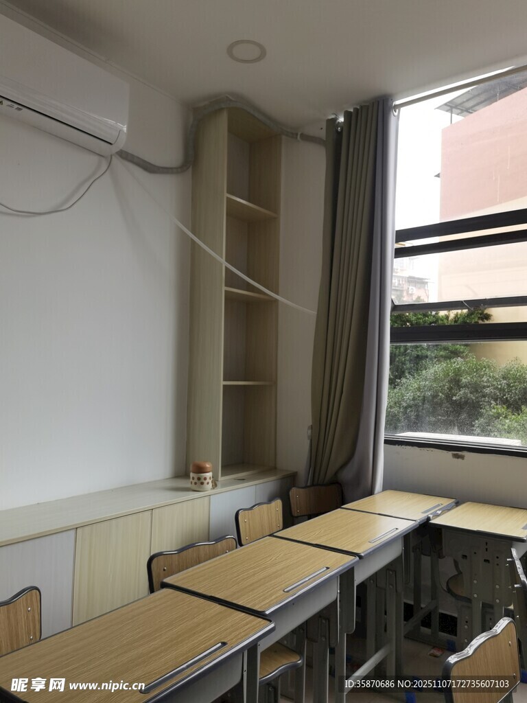 简约教室内部桌椅摆放场景