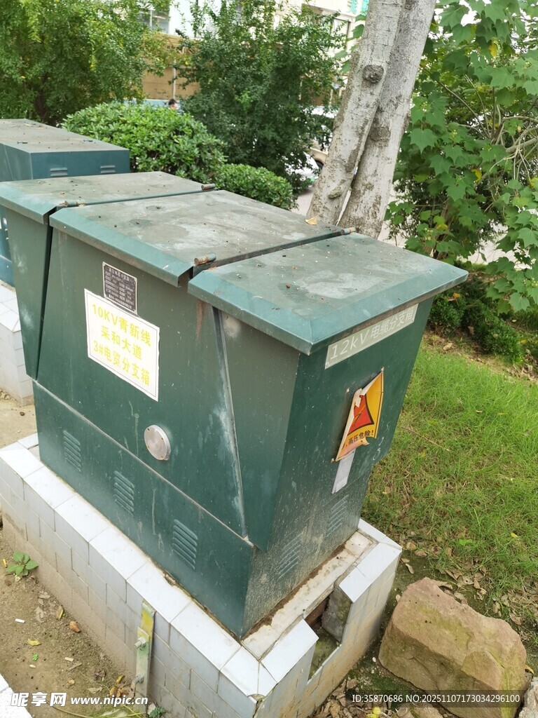 户外绿色电气控制箱设备