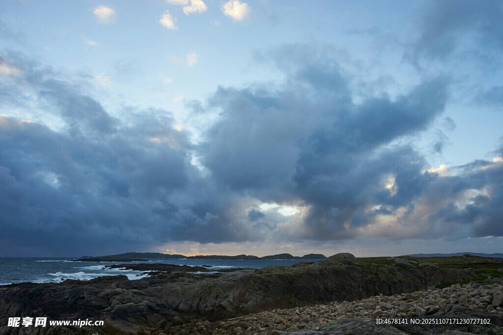 海边黄昏时的壮丽云景