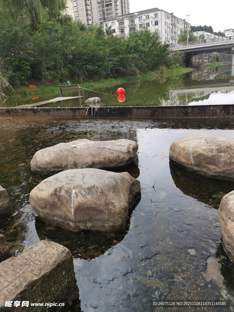 溪边石景静谧自然之美