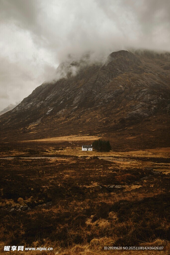 山间旷野中的孤独小屋