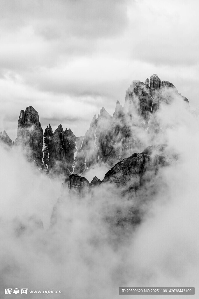 云雾缭绕中的巍峨山峰