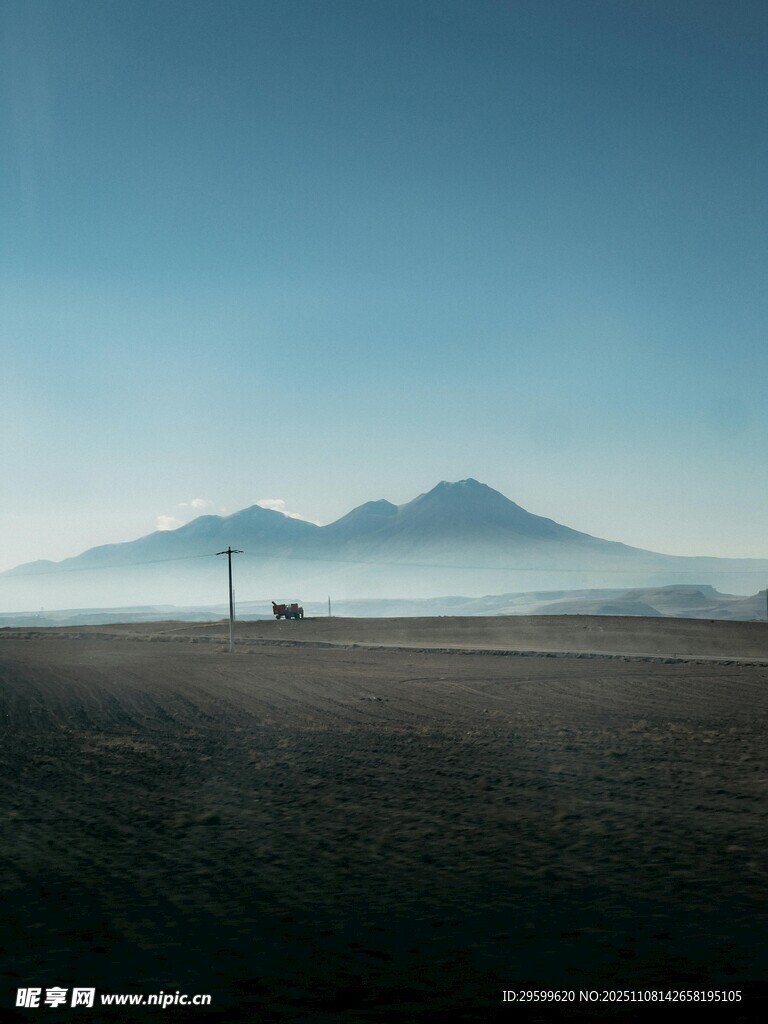 旷野远山的静谧风景