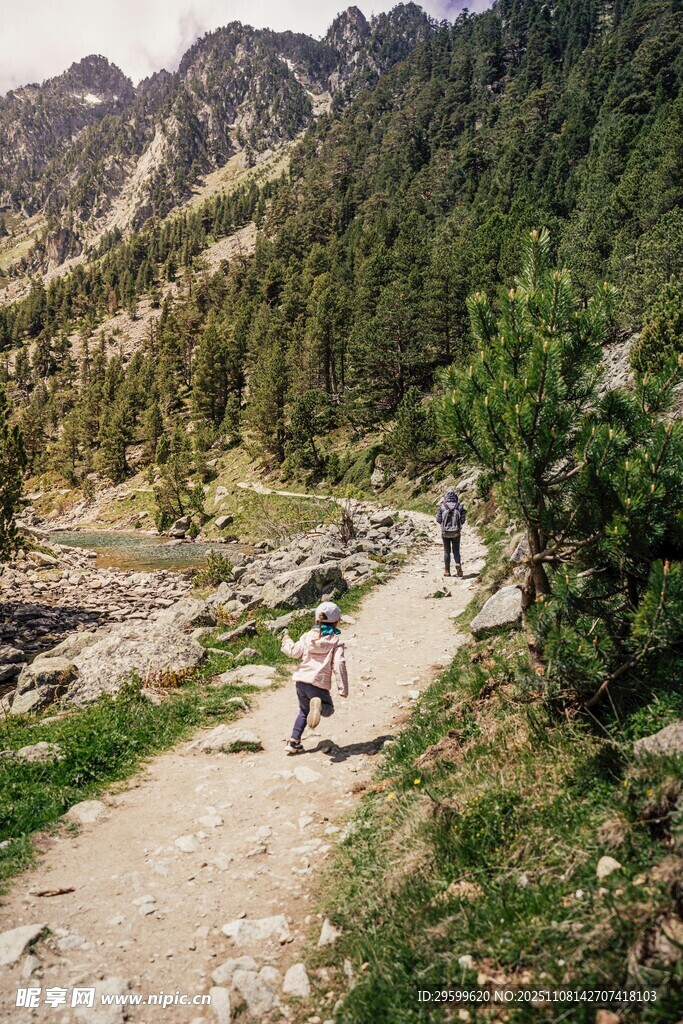 山间徒步小径上的行人