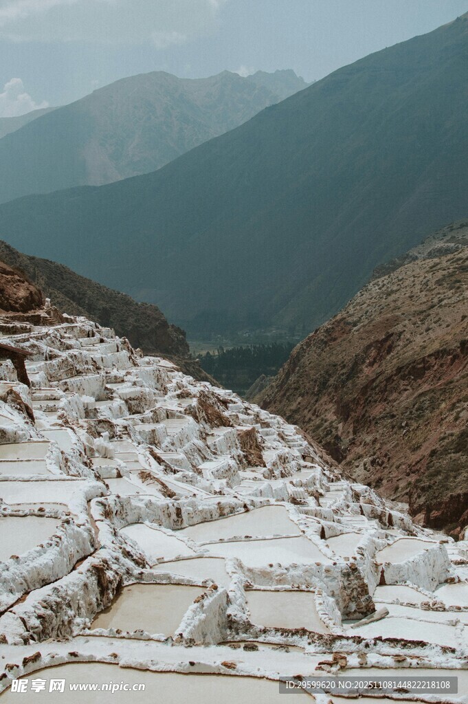 山间壮观的白色梯田景观
