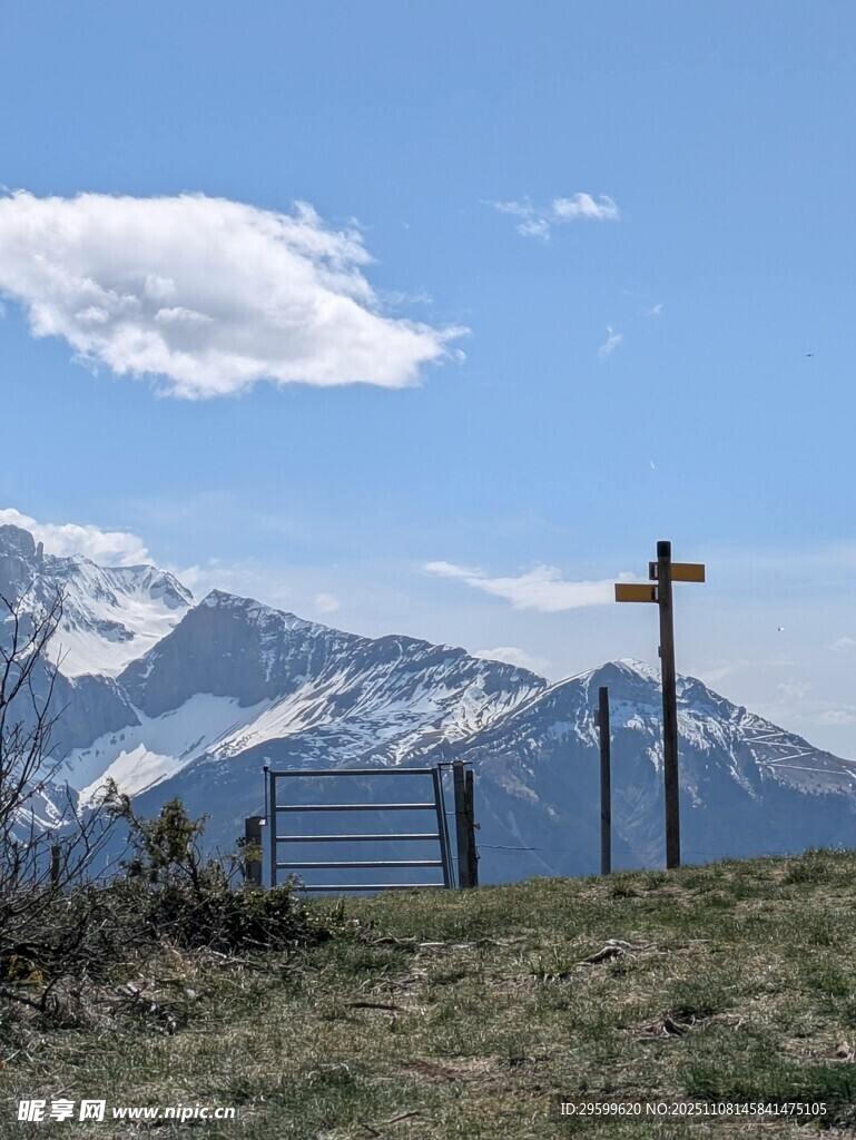 高山之巅的十字架景观