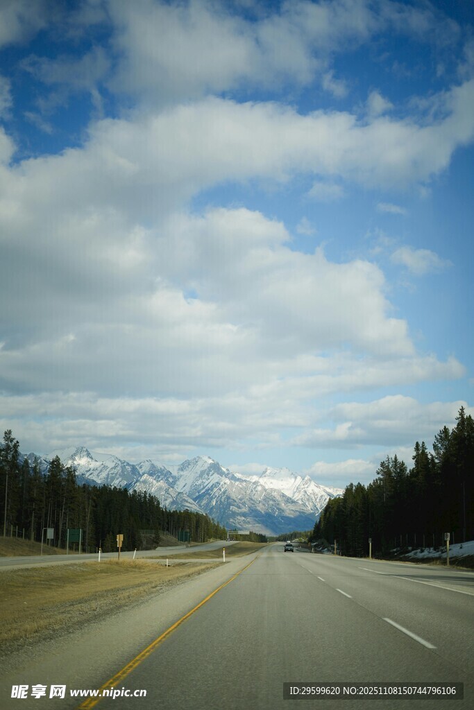 公路伸向远方的美丽风景