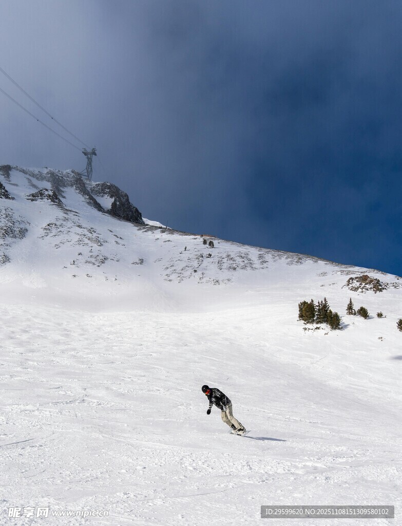 雪山滑雪者的动感瞬间