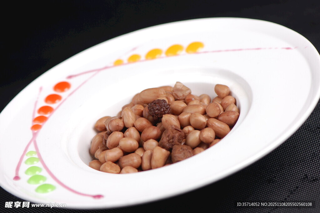 彩绘盘中的美味花生米