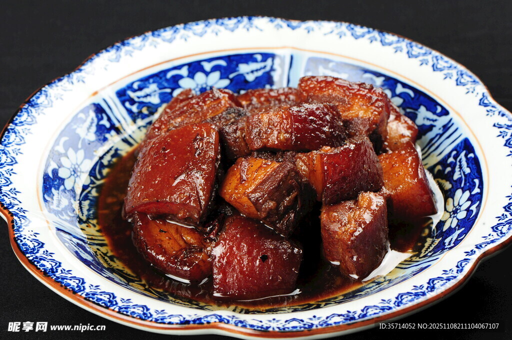 青花瓷碗中的美味红烧肉