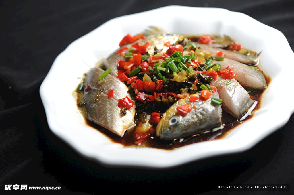 清蒸鲫鱼配香辣调料