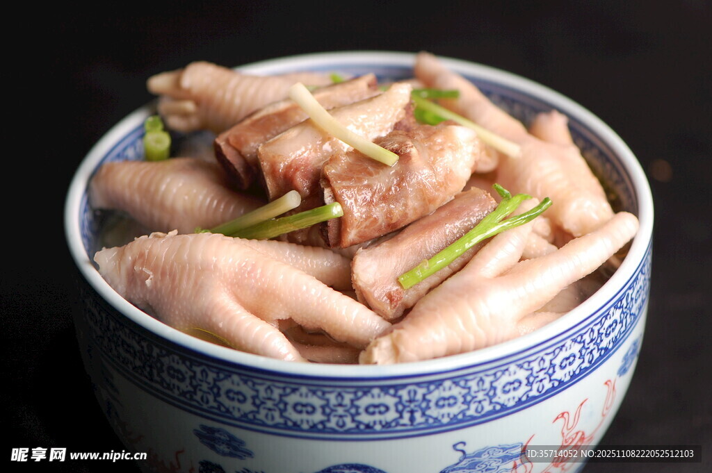 美味鸡爪盛于中式瓷碗中