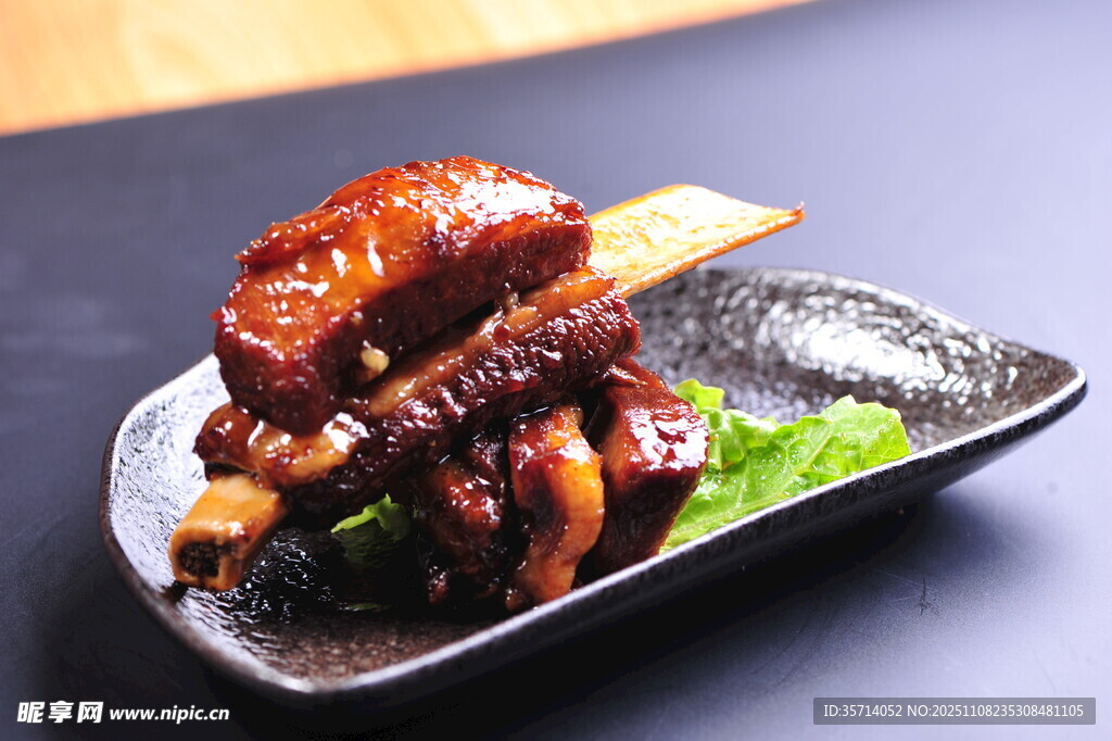 美味卤鸡爪摆于精致盘中