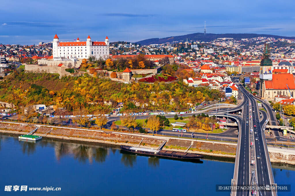 河畔城市风光与桥梁景致