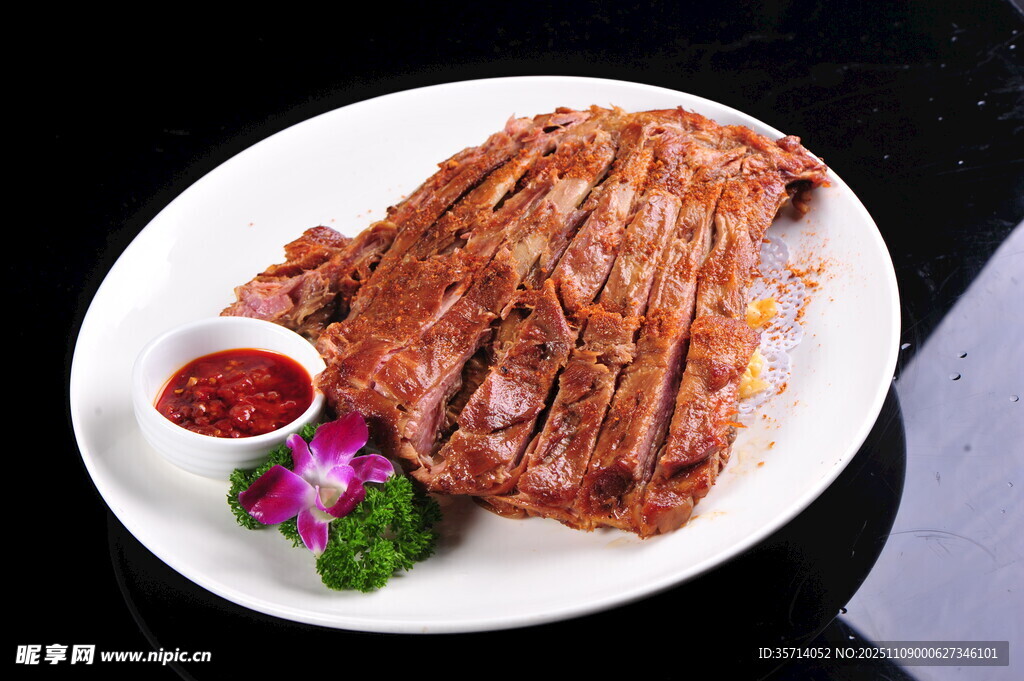 美味烤羊排配蘸料与装饰