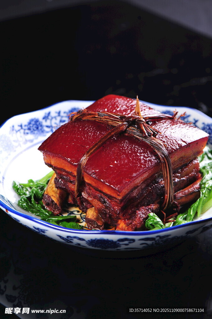 美味东坡肉摆于青花盘