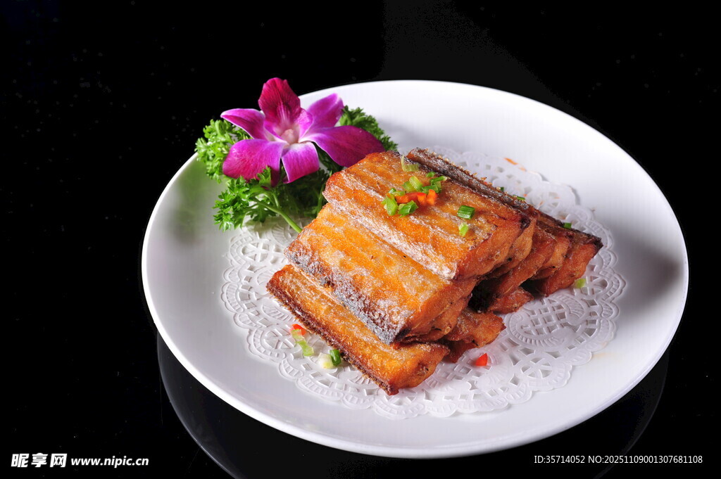 香煎美味鱼块点缀鲜花