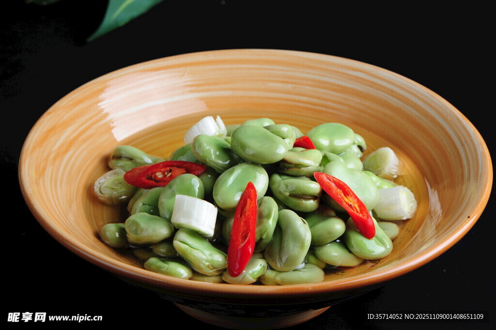 陶碗装的青蚕豆配红椒