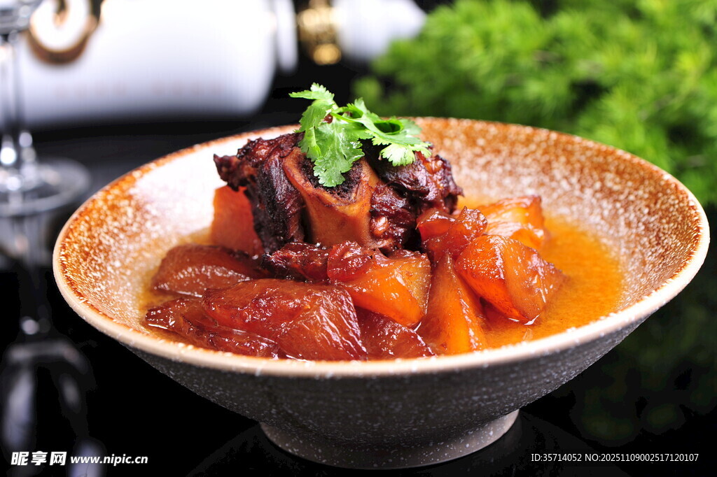 红烧牛尾美食诱人呈现