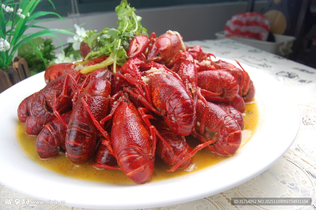 美味小龙虾摆于盘中