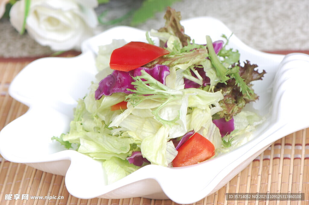 新鲜蔬菜沙拉摆盘精致