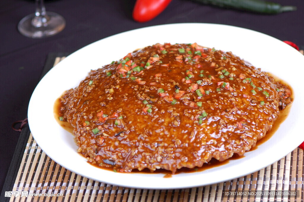 美味酱汁浇淋的特色菜肴