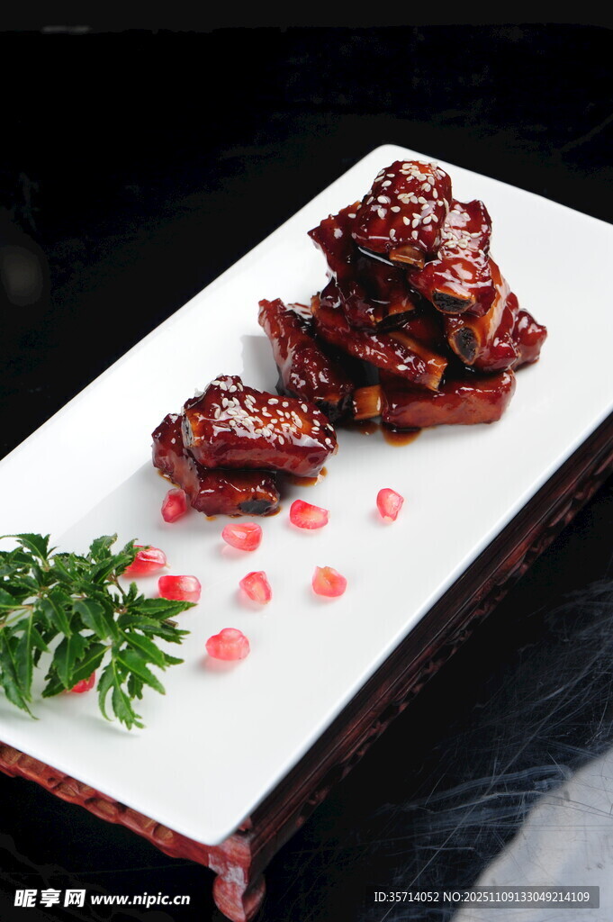 精致摆盘的美味红烧牛肉