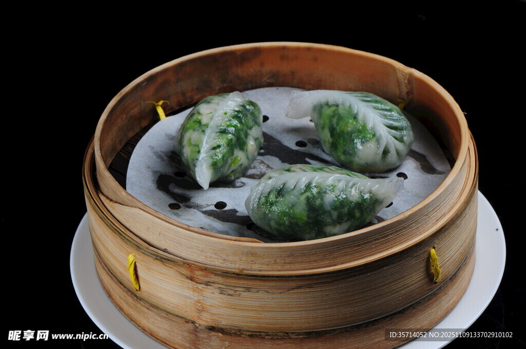 竹蒸笼里的翡翠色蒸饺