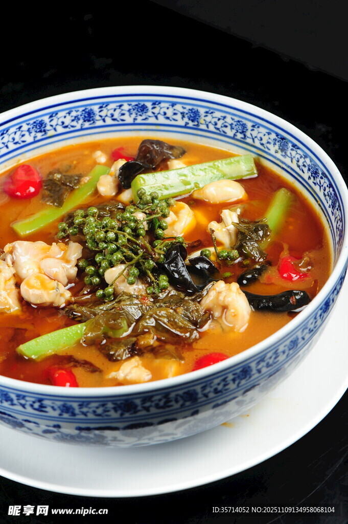 美味酸菜鱼鲜香诱人