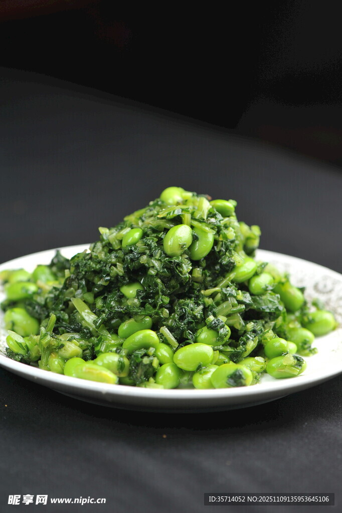 一盘翠绿的炒青菜