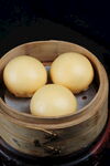 竹笼里的三个美味豆沙包