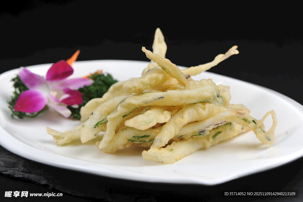 香炸银鱼配花饰