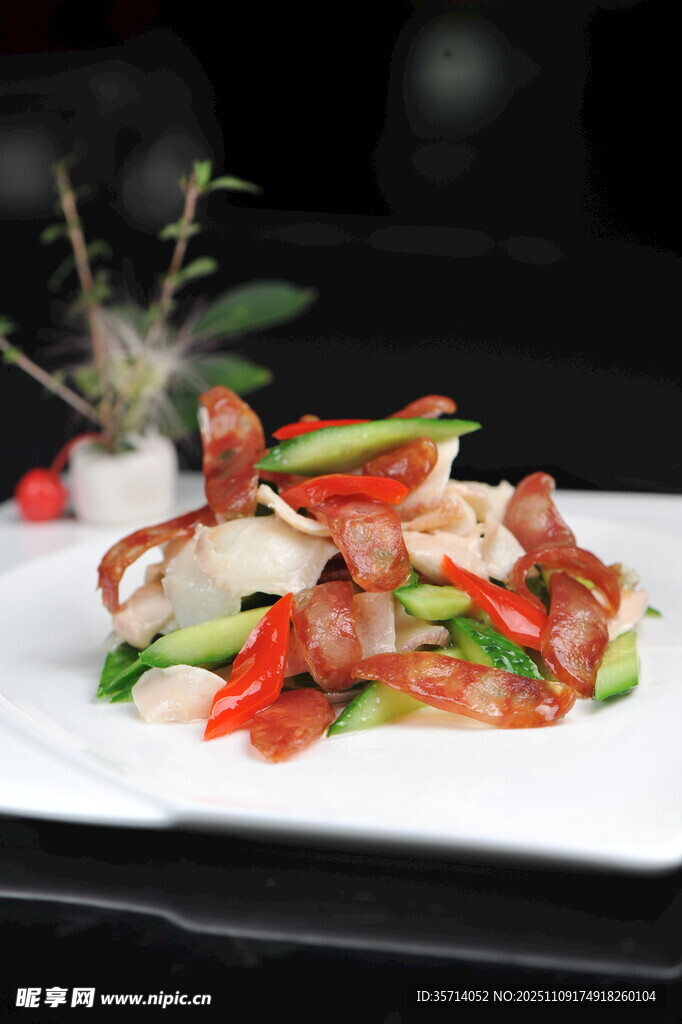 凉拌鱿鱼配时蔬