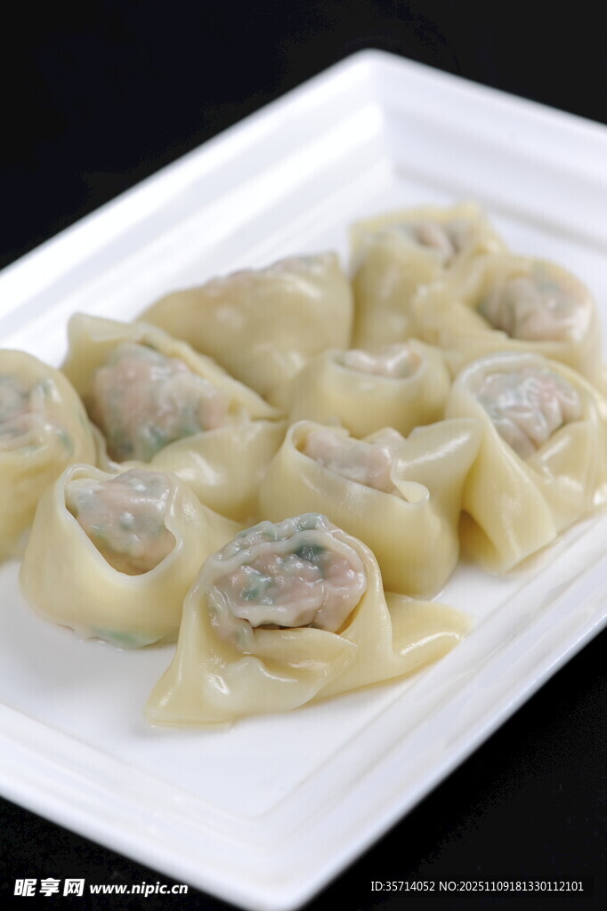 美味饺子摆放在白色盘中