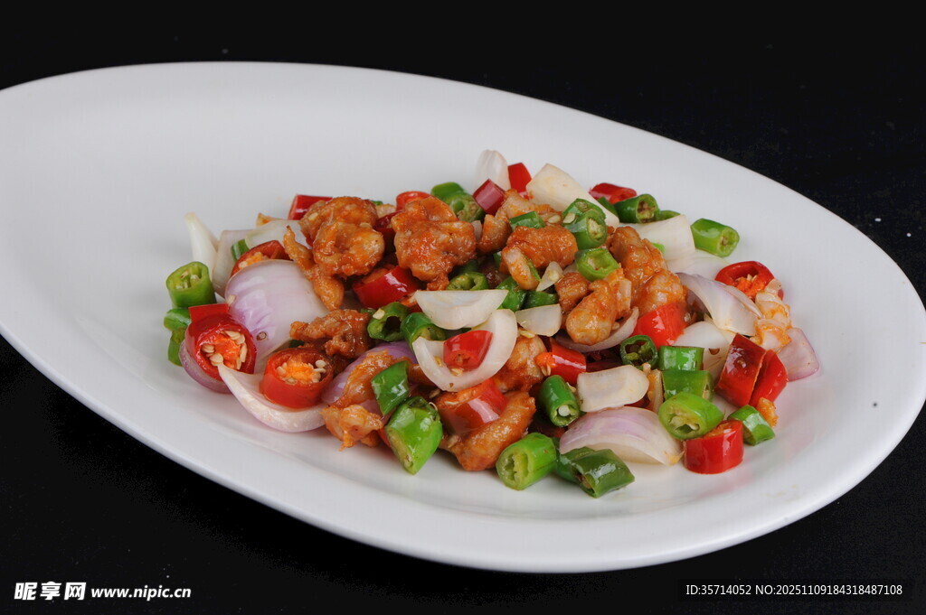 彩椒鸡肉丁摆盘精致