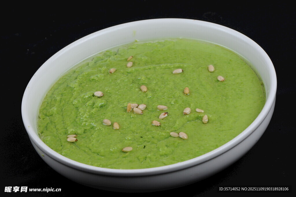 绿色豌豆泥点缀白色碗中