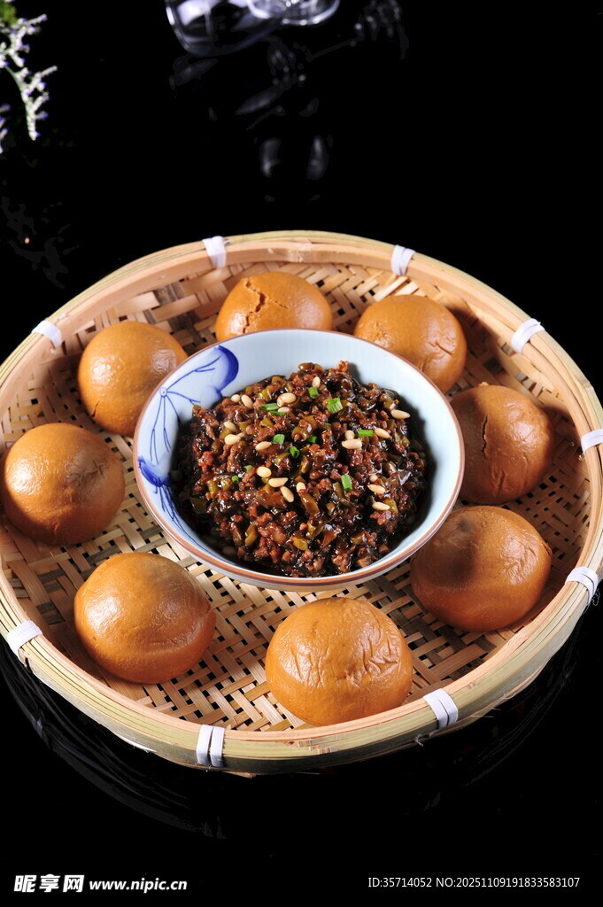 竹篮装窝窝头配特色蘸料