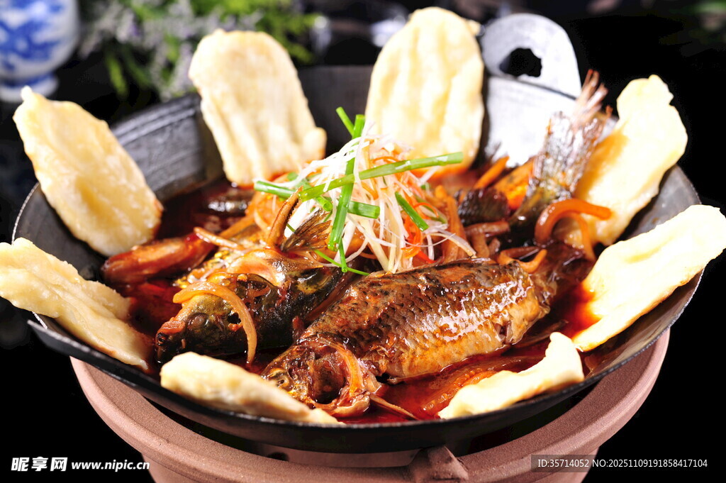 砂锅炖鱼配玉米饼子