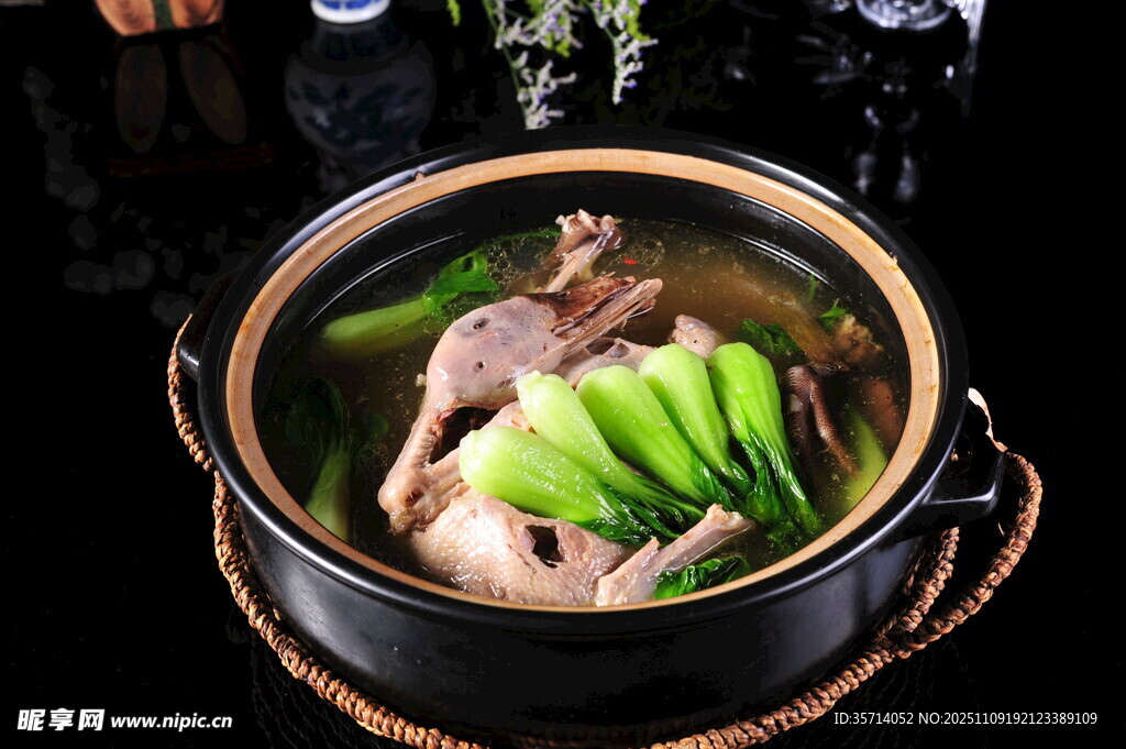 瓦罐炖鸭配鲜蔬