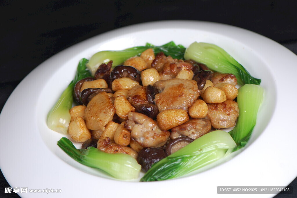 香菇炒鸡肉配青菜