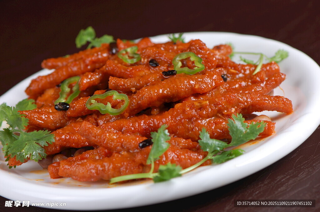 香辣美味的油炸鸡爪