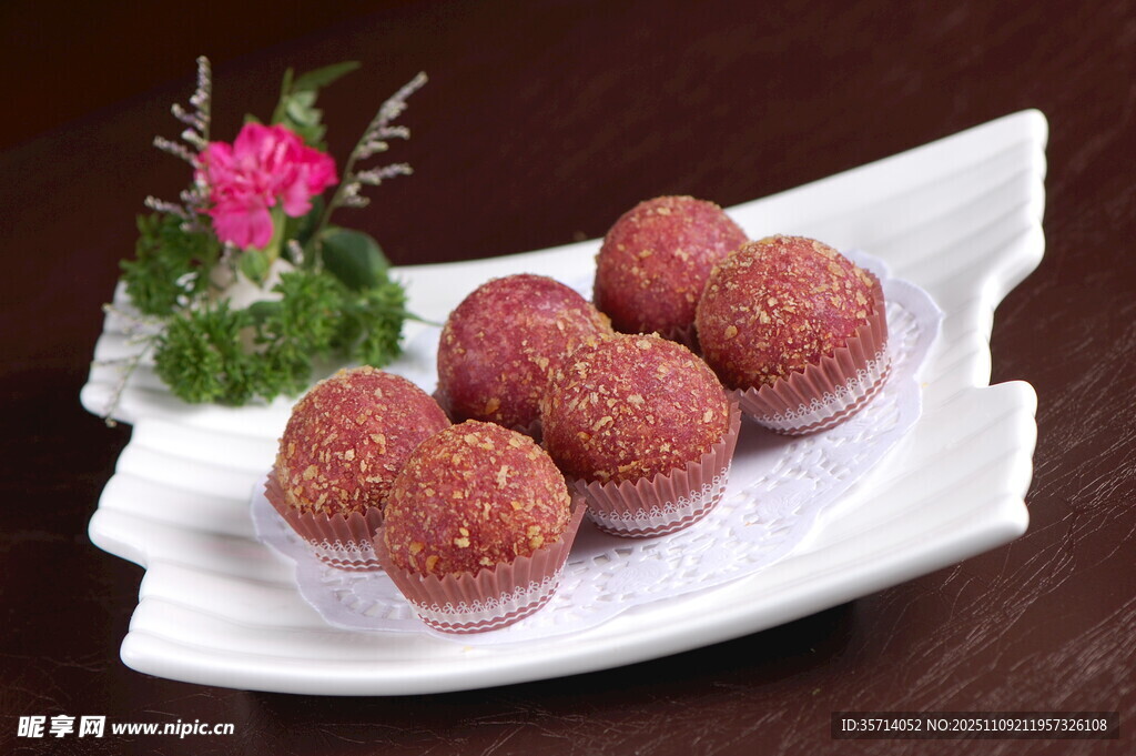 美味炸肉丸摆放在精致盘中