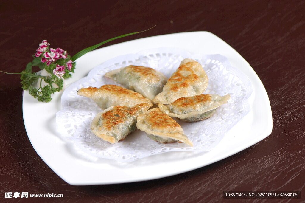 香煎饺子摆于白盘