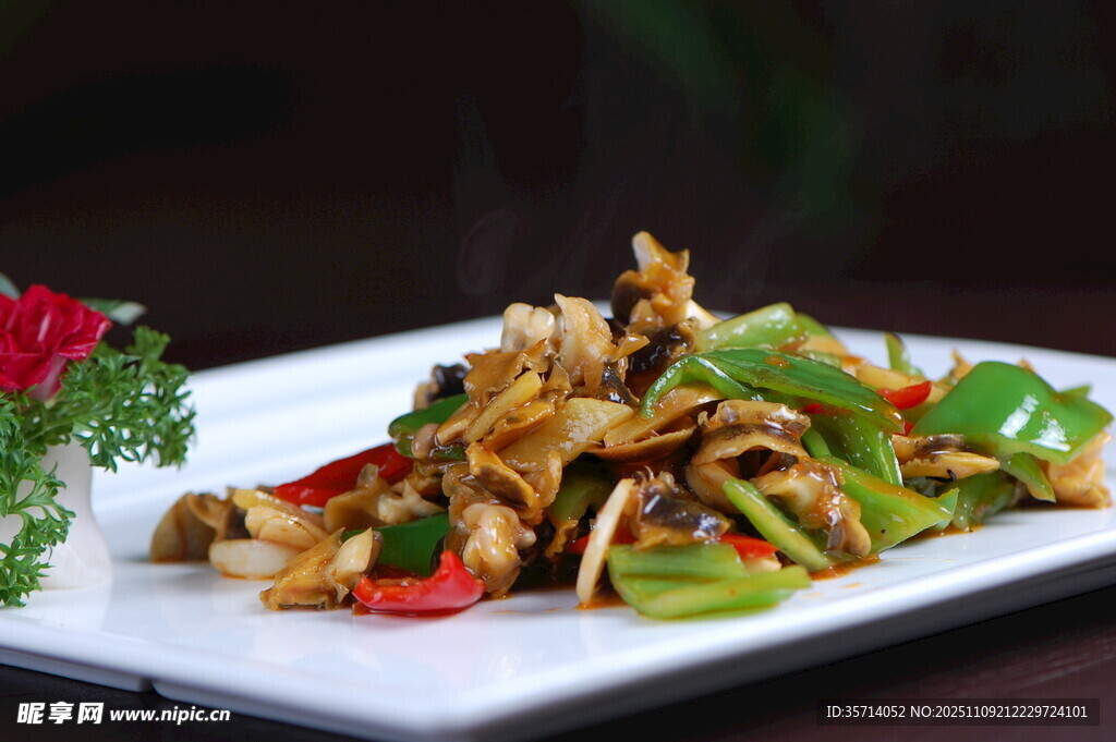 美味青椒肉丝摆盘中