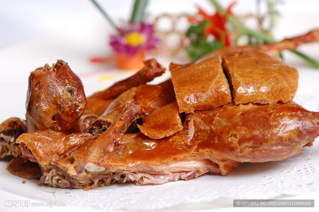 美味卤制烤鸭摆盘中