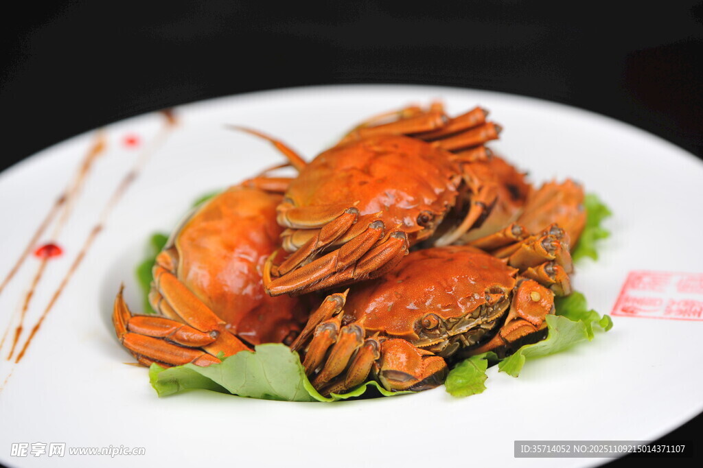美味熟螃蟹摆于盘中