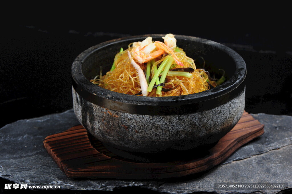 石锅美味海鲜蔬菜料理