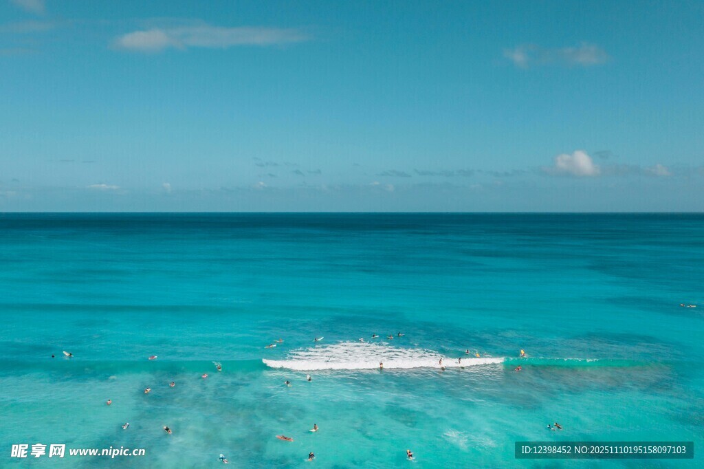 碧海蓝天中的白色浪花